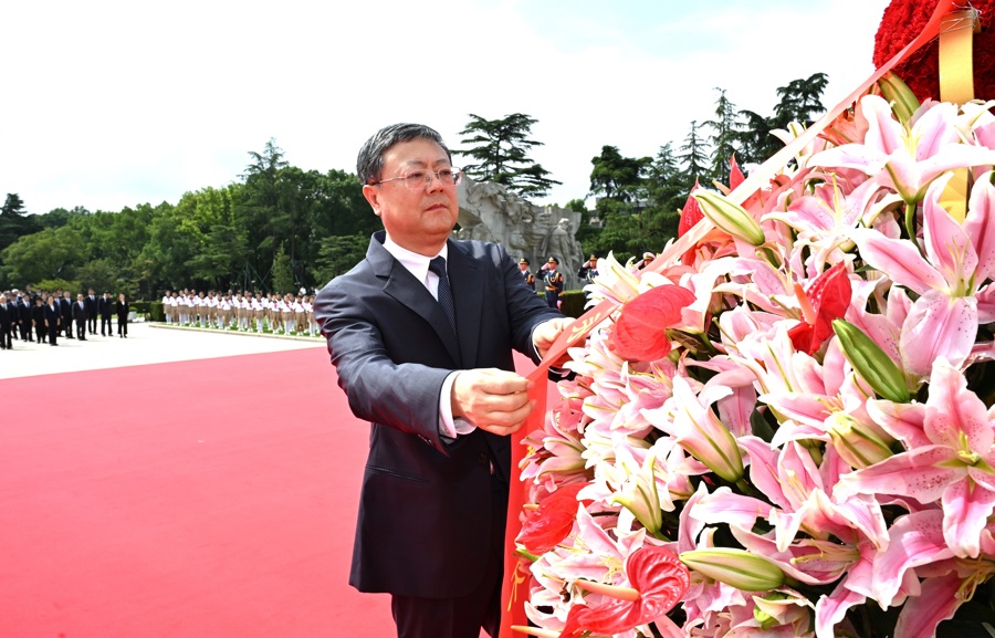 昨天是我國第十一個烈士紀(jì)念日，陳吉寧、龔正等市領(lǐng)導(dǎo)和全市各界代表在龍華烈士陵園向人民英雄敬獻(xiàn)花籃。 陳正寶 攝.jpg